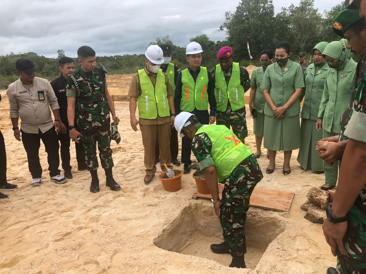 peletekan batu pertama makodim lingga