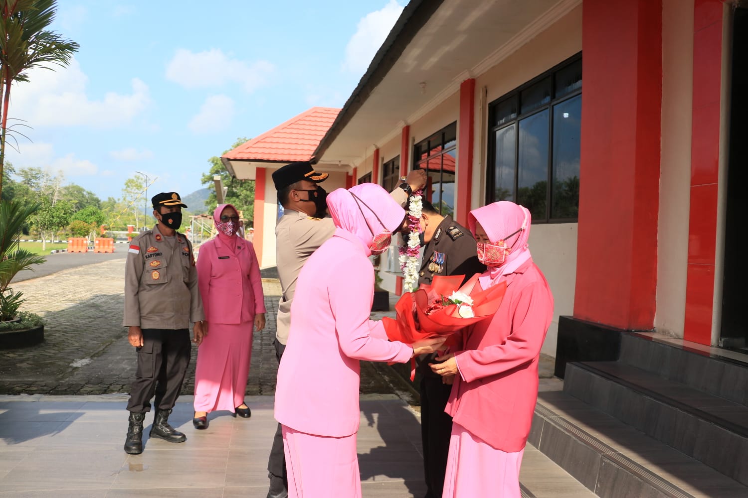 kapolres lingga kalungkan bunga pada akp hasbi lubis