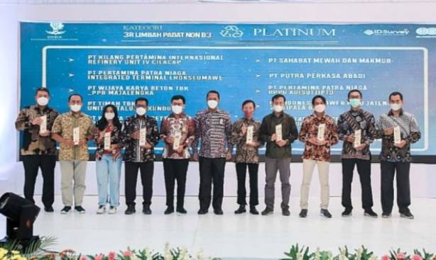 pt timah tbk kundur sabet tujuh penghargaan environmental and social innovation award