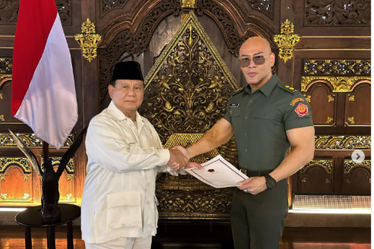 Menhan Prabowo Berikan Pangkat Pada Deddy Corbuzier