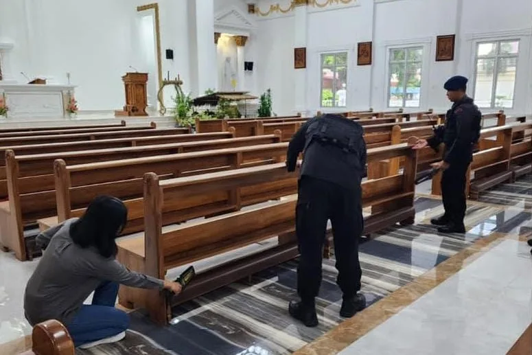 Jibom Brimob Polda Kepri Lakukan Penyisiran Di Gereja Pada Malam Natal 2023