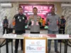 Kapolres Karimun, AKBP Fadli Agus (tengah) menunjukkan barang bukti sabu pink hasil tangkapan di awal tahun 2024 | Foto: Ami