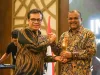 Bupati Karimun, Aunur Rafiq menerima JMSI Award 2024 yang diserahkan oleh Wakil Kominfo RI, Nezar Patria pada, Senin (19/2/2024) | Foto: Ami