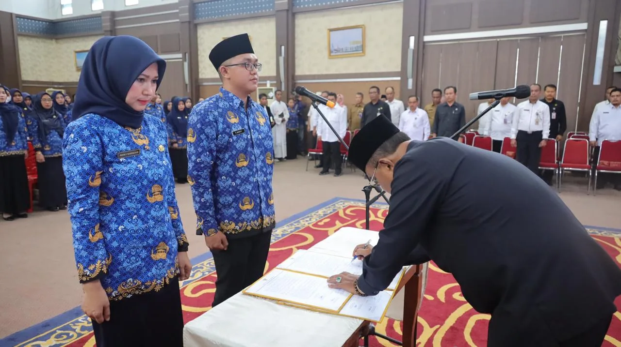 Bupati Karimun, Aunur Rafiq menandatangani SK pelantikan ASN dan Pejabat Fungsional di lingkungan Pemkab Karimun | Foto: Ami