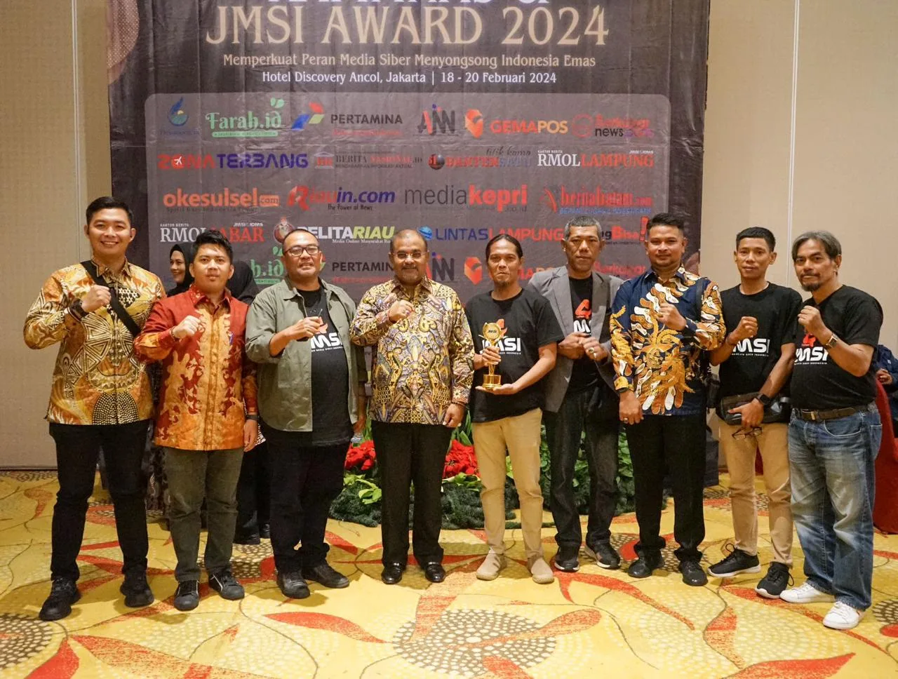 Bupati Karimun, Aunur Rafiq foto bersama Ketua JMSI Kepri Eddy Supriatna dan seluruh pengurus JMSI Karimun usai menerima JMSI Award 2024 | Foto: Ami