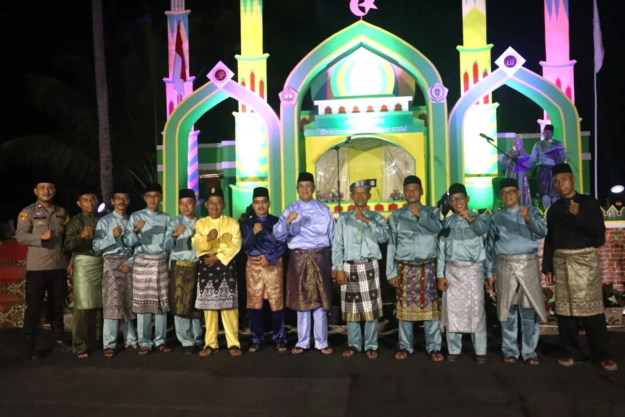 Wakil Bupati Karimun Anwar Hasyim foto bersama Anggota DPRD Karimun Wiyono dan seluruh perangkat Kecamatan Selat Gelam dalam ajang MTQ ke-1 | Foto: Ami