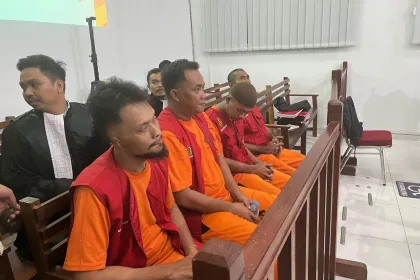 Terdakwa Dedi bersama 3 rekannya saat menjalani sidang pembacaan tuntutan di Pengadilan Negeri Karimun | Foto: Ami