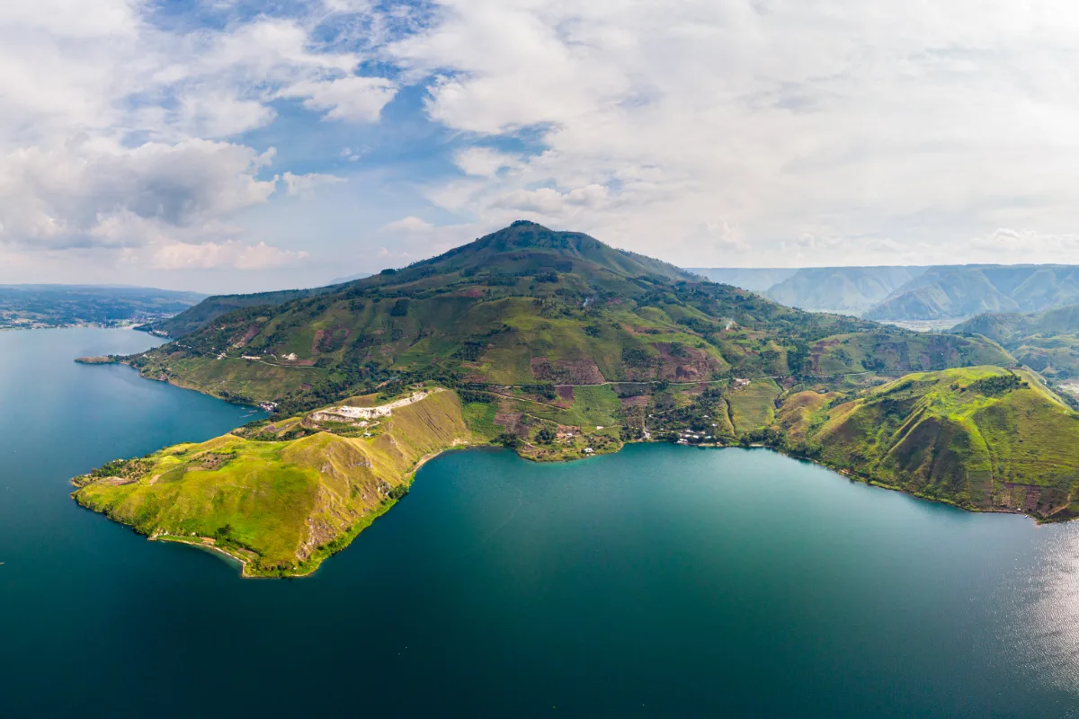 Aerial:,lake,toba,and,samosir,island,view,from,above,sumatra