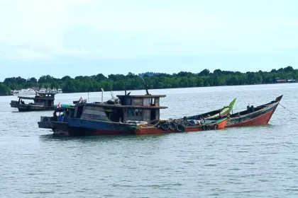 Kapal tambang pasir laut yang diduga beroperasi ilegal digiring Ditpolairud Polda Kepri ke depan Pulau Merak, Sungai Pasir, Karimun | Foto: Ami