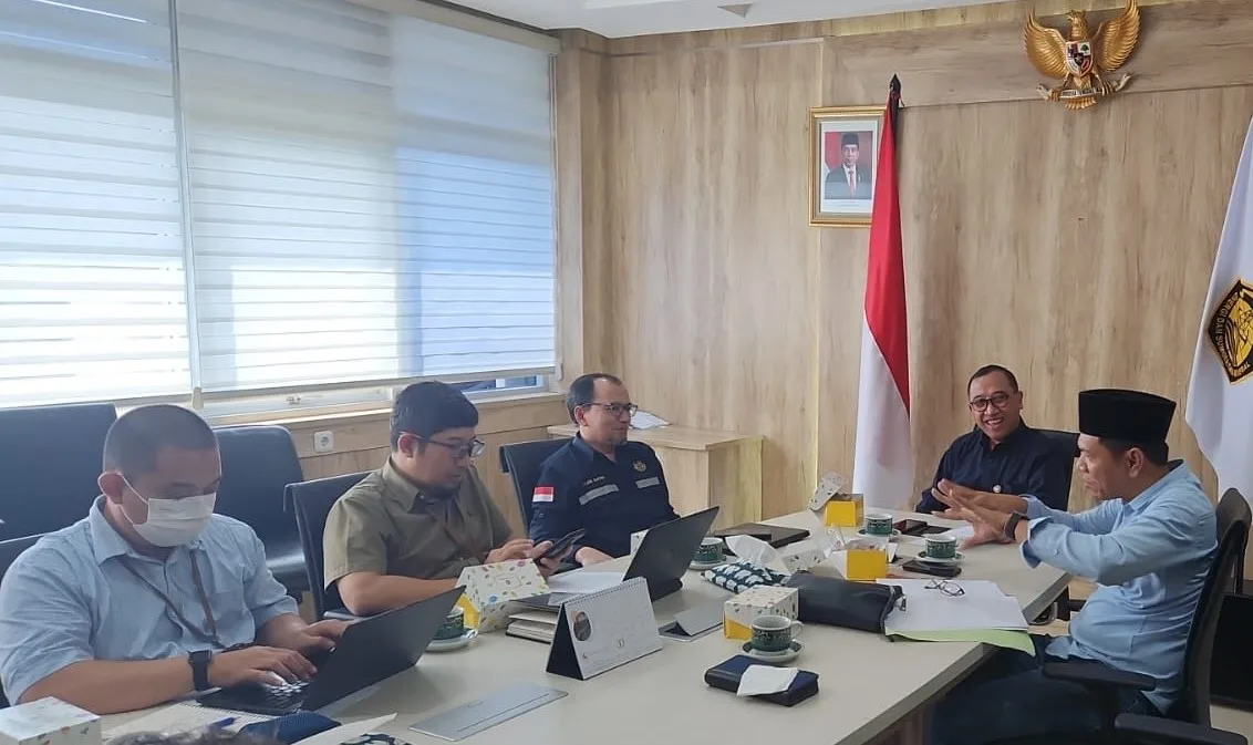 Kabid DISKOPP-ESDM Karimun, Vandores Purba membahas masalah Wilus kelistrikan dengan Direktorat Jenderal Ketenagalistrikan pada, Jumat (21/6/2024) | Foto: Ami