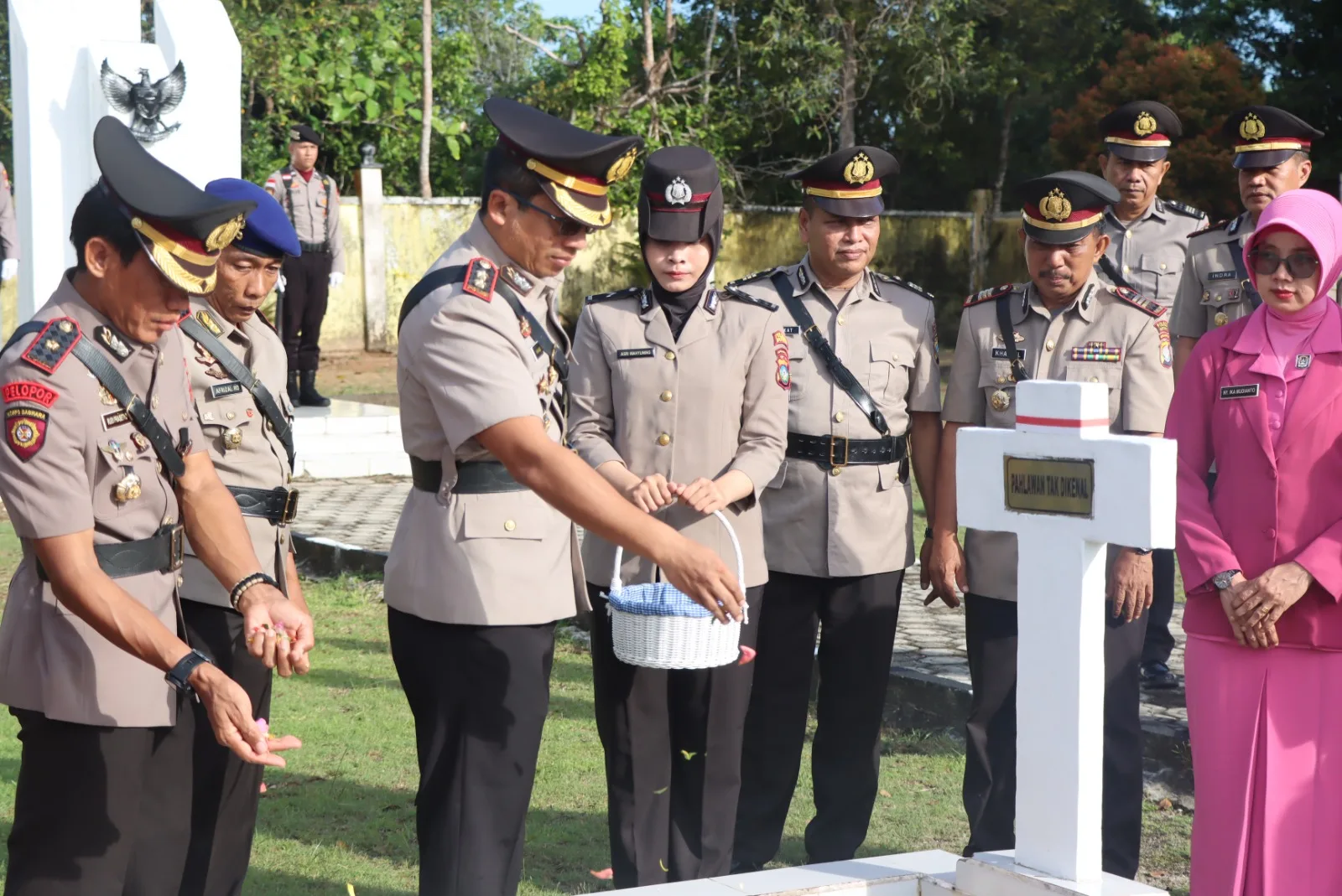 Sambut Hut Bhayangkara Ke 78 Polres Natuna Gelar Ziarah Dan Tabur