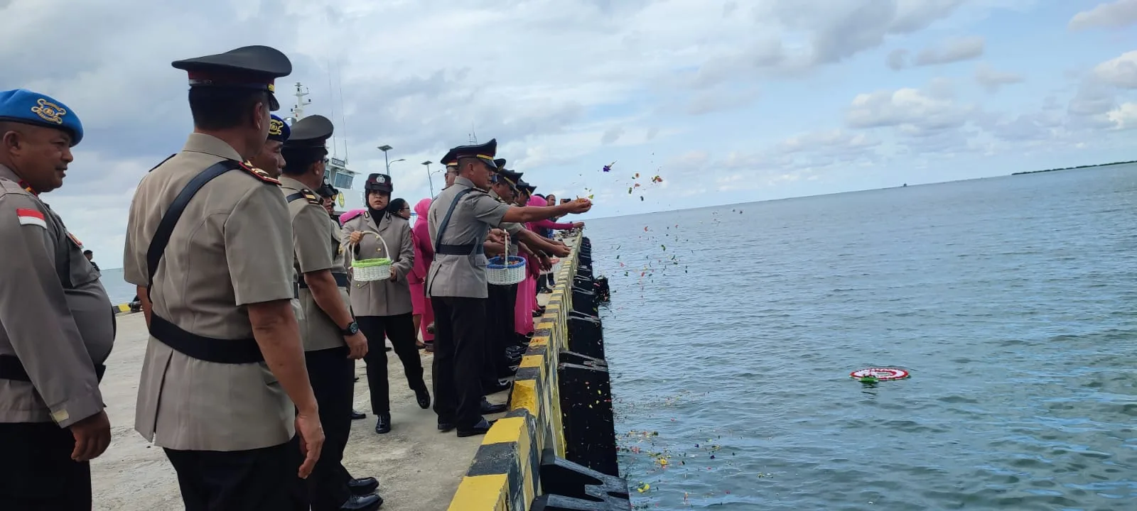 Peringati Hut Bhayangkara Ke Polres Natuna Gelar Tabur Bunga Di