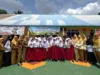 Dosen ITB foto bersama guru dan pelajar SDN 005 Desa Parit dalam rangka program pengabdian pada masyarakat, Senin (15/7/2024) | Foto: Ami