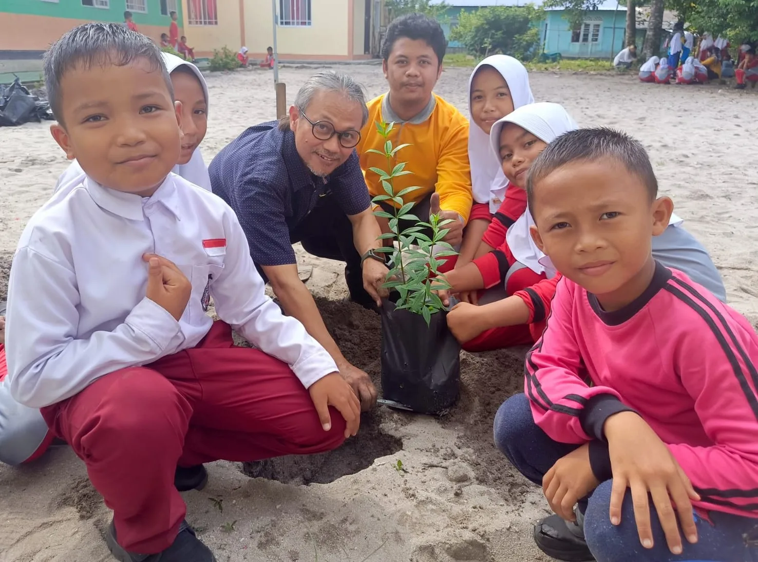 Dosen ITB bersama guru dan pelajar SDN 005 Desa Parit menata taman dengan melakukan penanaman pohon hias di lingkungan sekolah | Foto: Ami