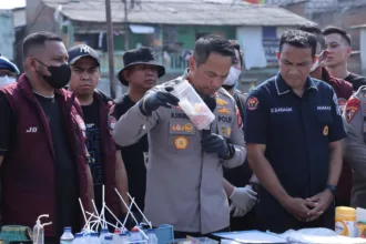 Gerebek Kampung Boncos Polres Jakbar Beberkan Adanya Informasi Pasokan 2 Kg Sabu Siap Edar 41 (1)