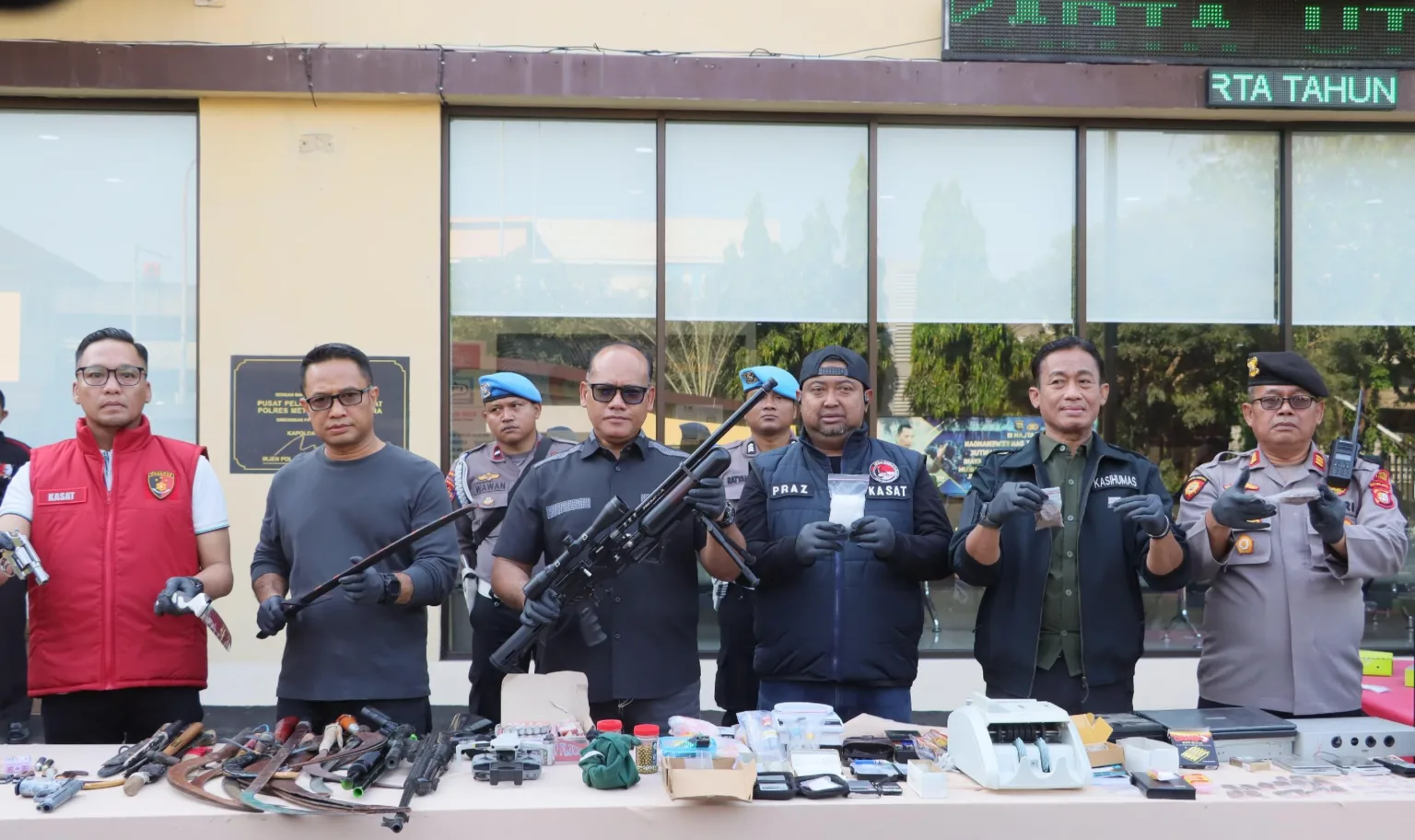 Gerebek Kampung Muara Bahari Polisi Temukan Narkoba Hingga Drone Pengintai 24