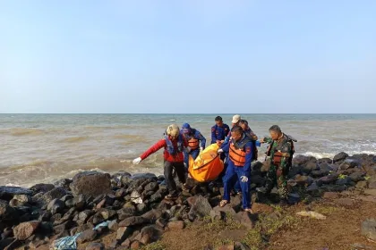 Tim Gabungan Evakuasi Mayat Tanpa Identitas Di Pantai Ujung Ori Indramayu 05