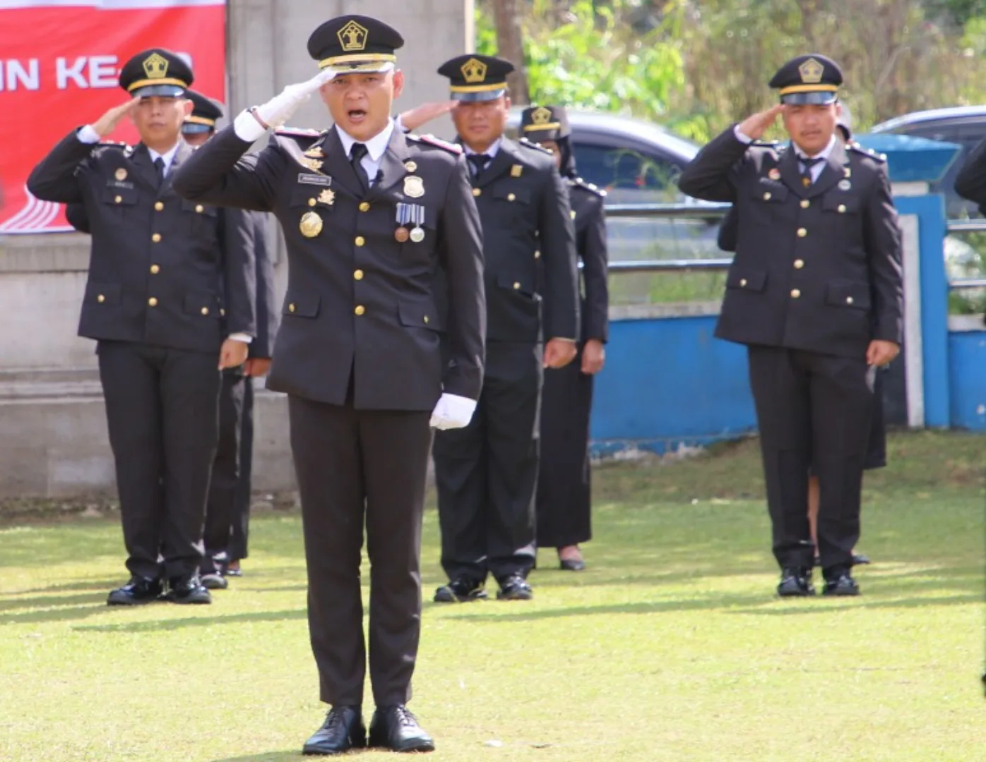 Kepala Imigrasi Karimun, Zulmanur Arif menjadi Komandan Upacara di Kantor Wilayah Kementerian Hukum dan HAM Kepulauan Riau di Tanjungpinang | Foto: Ami