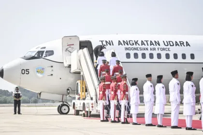 Tim Purna Paskibraka 2023 Kachina Ozora (tengah Depan) Membawa Duplikat Bendera Merah Putih Sementara Rekannya Keyla Azzahra Purnama (tengah Belakang) Membawa Naskah Teks Proklamasi Berjalan Menuju Kendaraan Taktis Maung Dalam Acara Kirab Bendera Merah Put