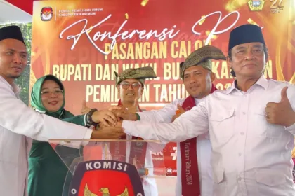 Iskandarsyah dan Rocky Marciano Bawole daftar ke KPU Karimun pada, Kamis (29/8/2024) | Foto: Ami