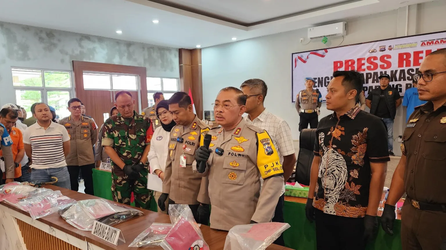 Kapolda Sampaikan Pesan Kapolri Untuk Keluarga Almarhum Remaja Penjual Gorengan 35