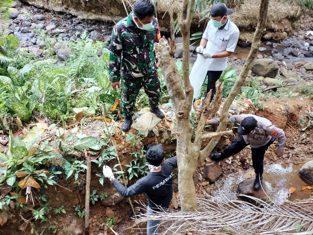 Polsek Tanjung Raja Polres Lampung Utara Evakuasi Penemuan Mayat Bayi 40