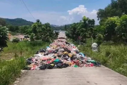 Sampah berserakan hingga hampir ke jalan raya di TPA Sememal, Kecamatan Meral Barat, Kabupaten Karimun | Foto: Ami