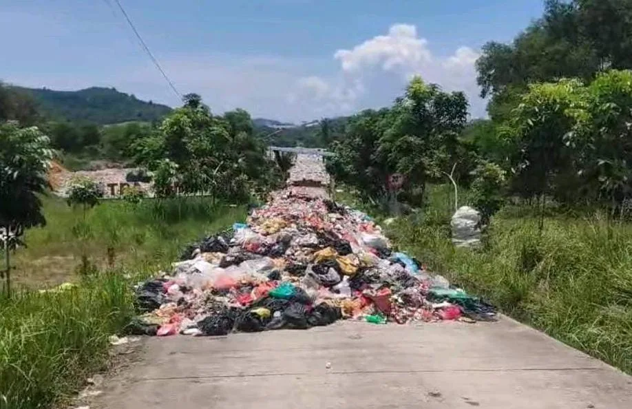 Sampah berserakan hingga hampir ke jalan raya di TPA Sememal, Kecamatan Meral Barat, Kabupaten Karimun | Foto: Ami