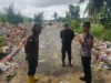 Kapolres Karimun, AKBP Robby Topan Manusiwa melalui Kapolsek Meral, Iptu Adi Chandra menurunkan alat berat bersihkan tumpukkan sampah di TPA Sememal | Foto: Ami