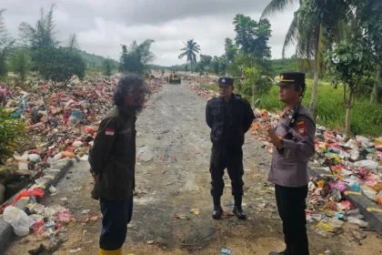 Kapolres Karimun, AKBP Robby Topan Manusiwa melalui Kapolsek Meral, Iptu Adi Chandra menurunkan alat berat bersihkan tumpukkan sampah di TPA Sememal | Foto: Ami