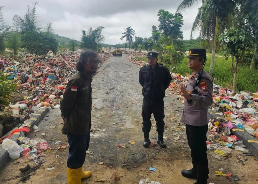 Kapolres Karimun, AKBP Robby Topan Manusiwa melalui Kapolsek Meral, Iptu Adi Chandra menurunkan alat berat bersihkan tumpukkan sampah di TPA Sememal | Foto: Ami