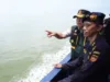 Patroli laut di perbatasan Indonesia, Singapura dan Malaysia ini merupakan bentuk sinergi, meninjau kondisi lapangan terkait kerawanan masuknya komoditas ilegal | Foto: Ami