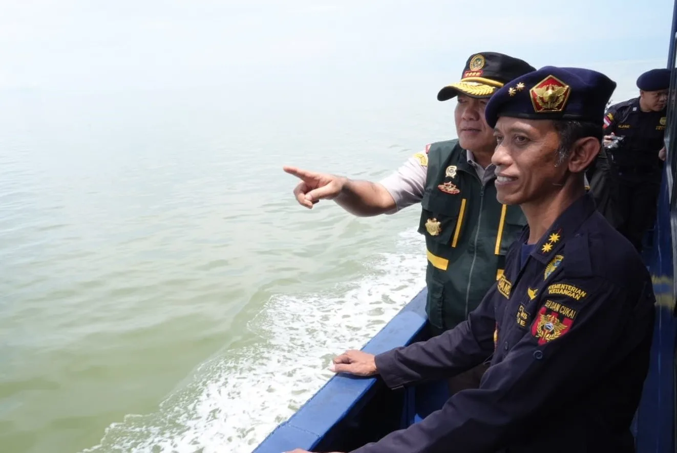 Patroli laut di perbatasan Indonesia, Singapura dan Malaysia ini merupakan bentuk sinergi, meninjau kondisi lapangan terkait kerawanan masuknya komoditas ilegal | Foto: Ami