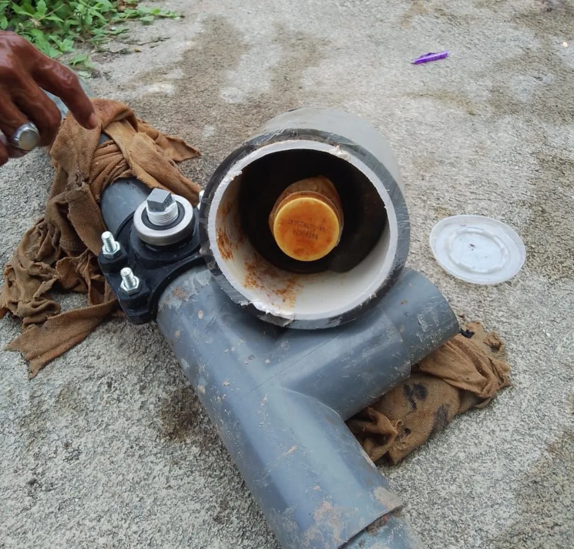 Saluran pipa air di kawasan Pelipit (Transmisi II) tersumbat botol bekas minuman | Foto: Ami