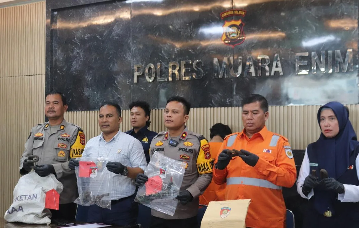 Polres Muara Enim Gelar Konferensi Pers Pencurian Pendrol Rel Kereta Api Milik Pt Kai 38