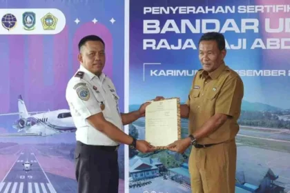 Sekretaris Daerah Kabupaten Karimun, Djunaidi menyerahkan sertifikat lahan seluas 58 hektare kepada Kepala Bandara RHA Karimun, Fanani Zuhri | Foto: Ami