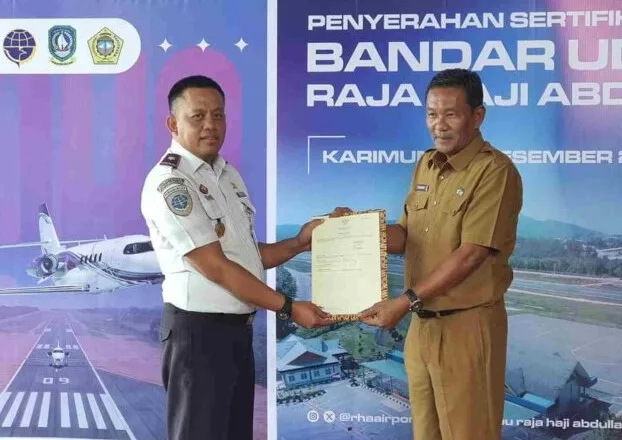 Sekretaris Daerah Kabupaten Karimun, Djunaidi menyerahkan sertifikat lahan seluas 58 hektare kepada Kepala Bandara RHA Karimun, Fanani Zuhri | Foto: Ami