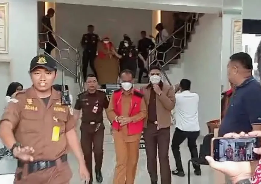 Dua tersangka dugaan korupsi belanja BBM dan pemeliharaan peralatan mesin di Dinas Lingkungan Hidup Kabupaten Karimun digiring Jaksa menuju Rutan Karimun | Foto: Ami