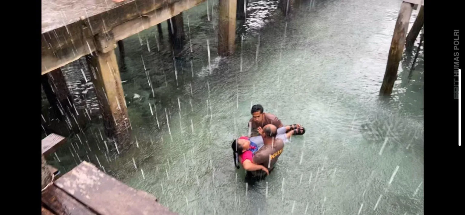 Anggota Polres Kepulauan Anambas Tanggap Selamatkan Remaja Tercebur Ke Laut Di Tengah Cuaca Ekstrem 47