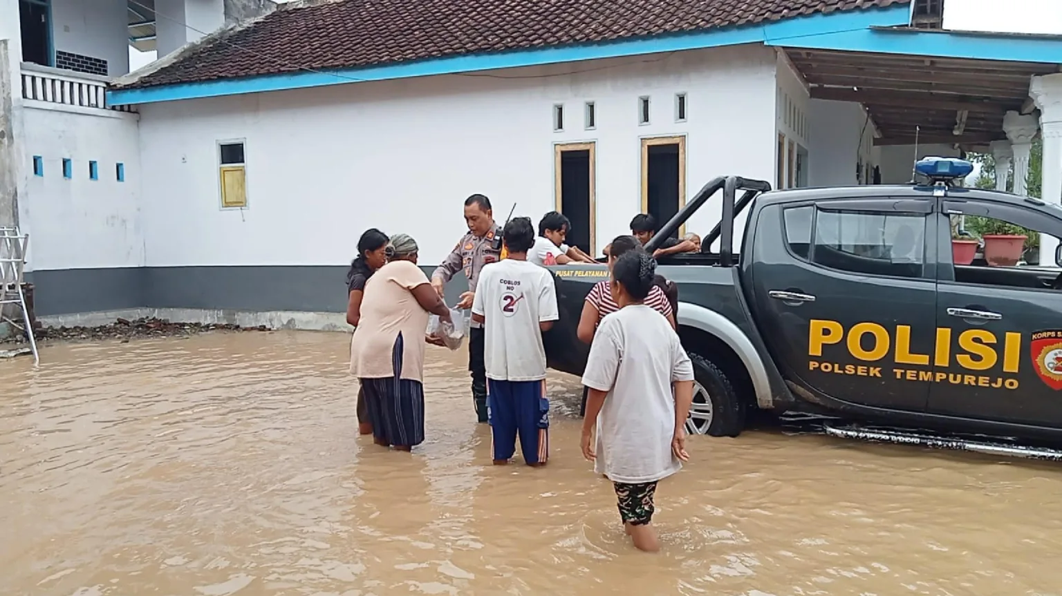 Gerak Cepat Evakuasi Warga Terdampak Banjir Di Jember 25