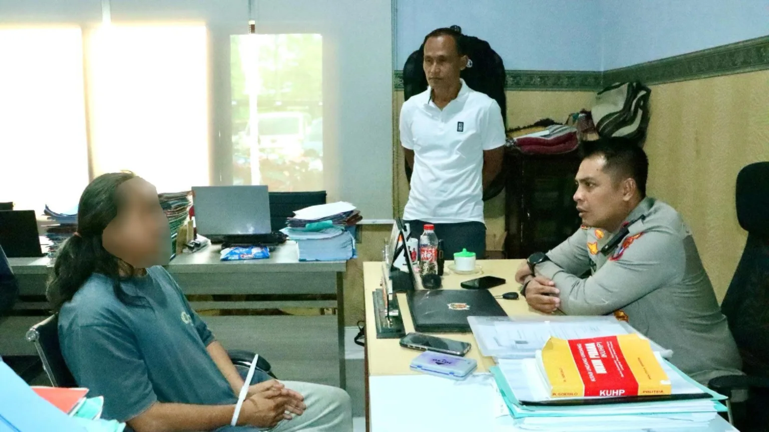 Bacok istri dan selingkuhannya hingga tewas pria ini diringkus 16