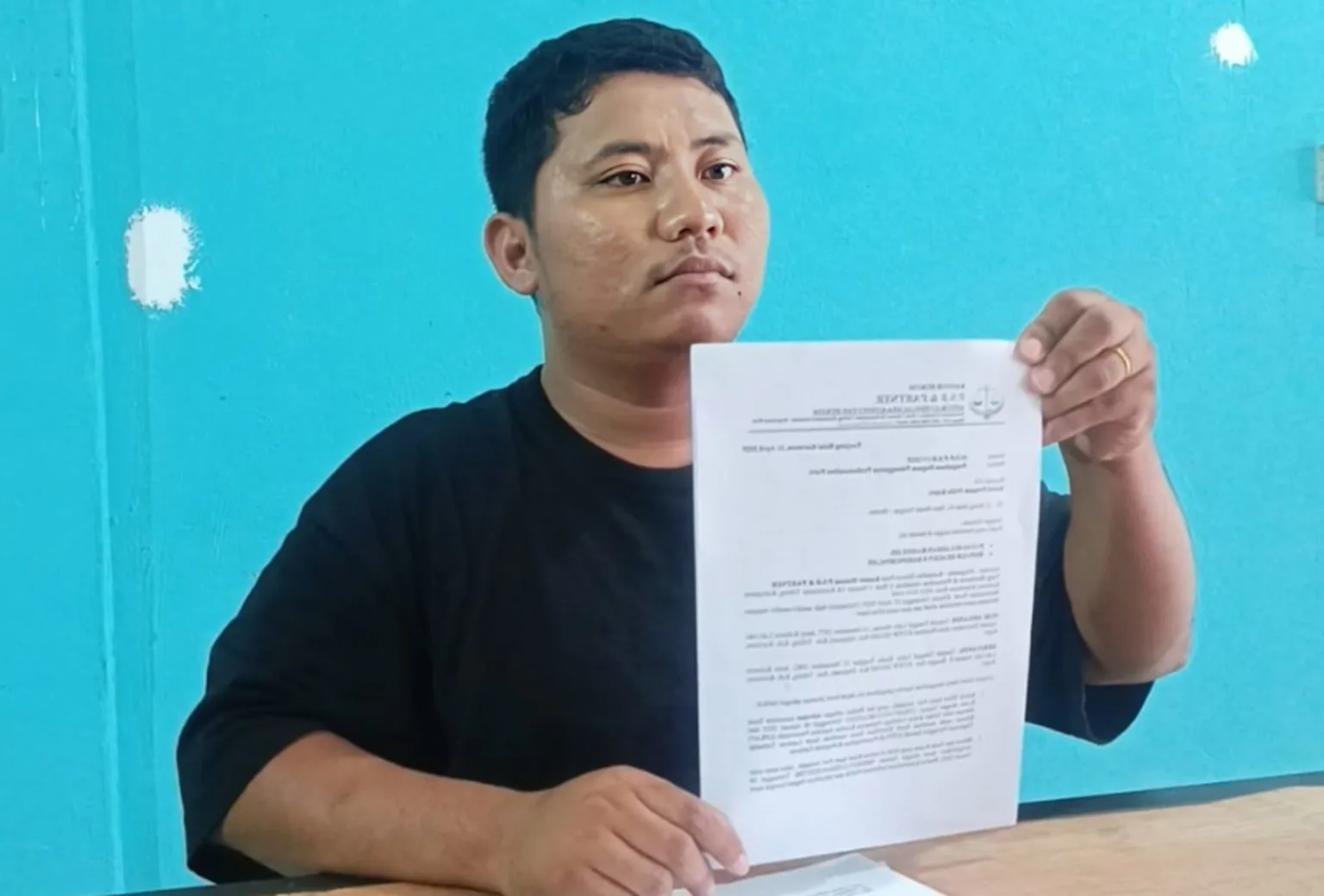 Kuasa Hukum terduga pelaku Ferry dan Heri, Ronald Reagen Barimbing menunjukkan surat laporannya ke Polda Kepri terkait Polres Karimun yang tidak profesional dalam menangani kasus | Foto: Ami