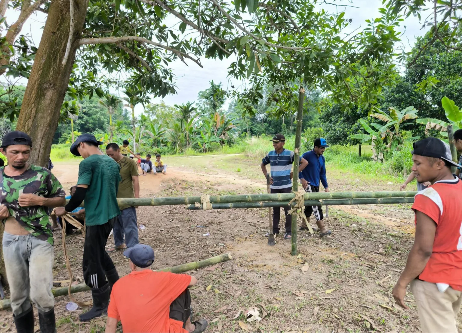 Warga RW 01 Jelutung, Kelurahan Darussalam, Kecamatan Meral Barat, Kabupaten Karimun mempersiapkan tempat pemotongan hewan kurban | Foto: Kutipan/Win