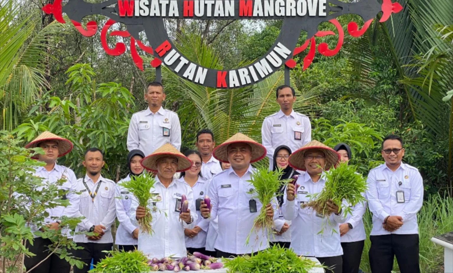 Kepala Rutan Karimun, Yoga Hadhi Wijaya pimpin panen raya kangkung dan terong di lahan Sarana Asimilasi dan Edukasi | Foto: Ami