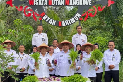 Kepala Rutan Karimun, Yoga Hadhi Wijaya pimpin panen raya kangkung dan terong di lahan Sarana Asimilasi dan Edukasi | Foto: Ami