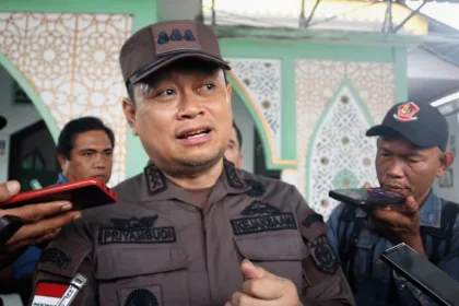 Kepala Kejaksaan Negeri Karimun, Priyambudi saat diwawancarai awak media usai pemusnahan barang bukti pada, Rabu (2/7/2025) kemarin | Foto: Ami