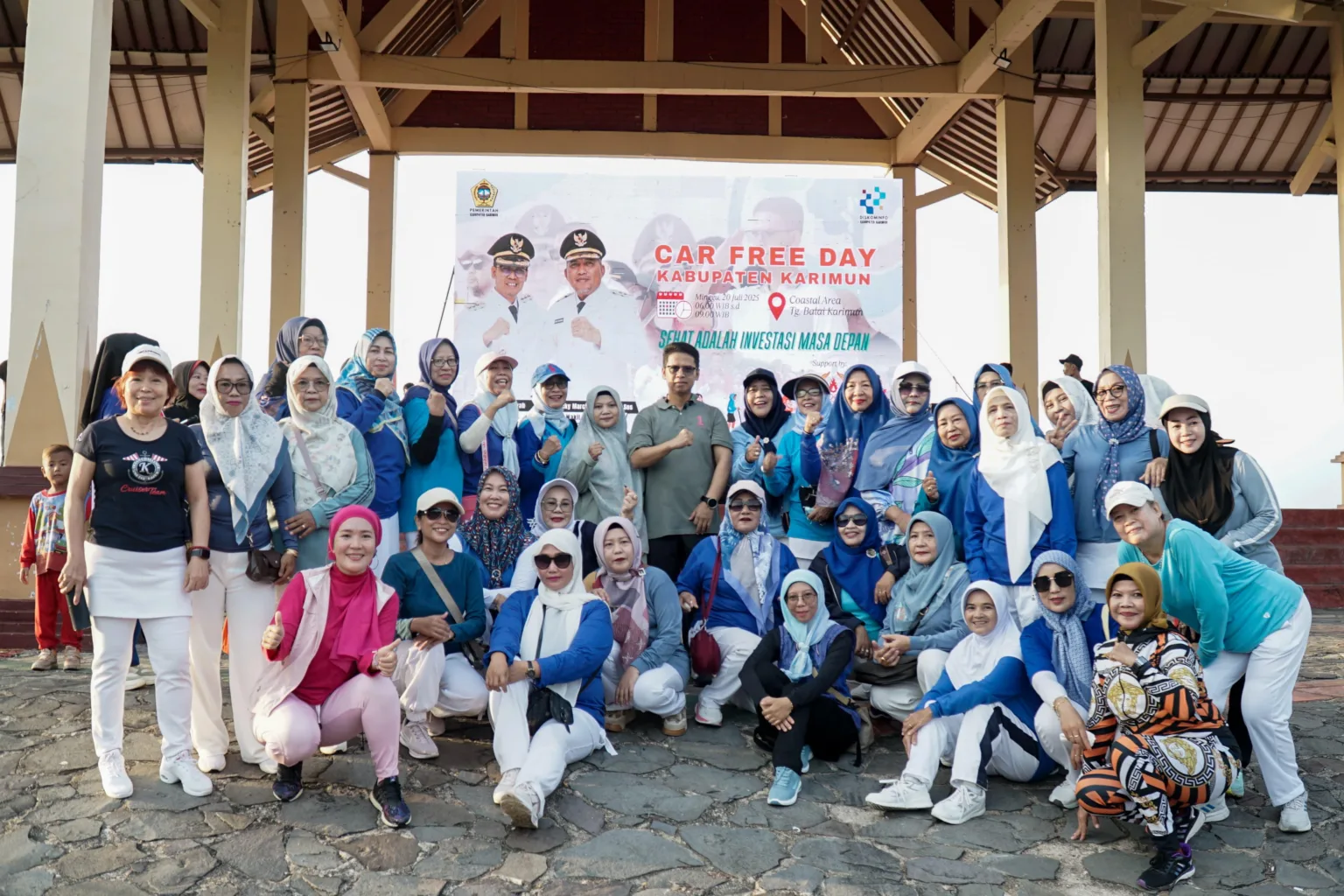 Bupati Karimun, Iskandarsyah foto bersama masyrakat usai membuka resmi kegiatan Car Free Day di Coastal Area pada, Minggu (20/7/2025) | Foto: Ami