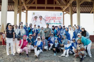 Bupati Karimun, Iskandarsyah foto bersama masyrakat usai membuka resmi kegiatan Car Free Day di Coastal Area pada, Minggu (20/7/2025) | Foto: Ami