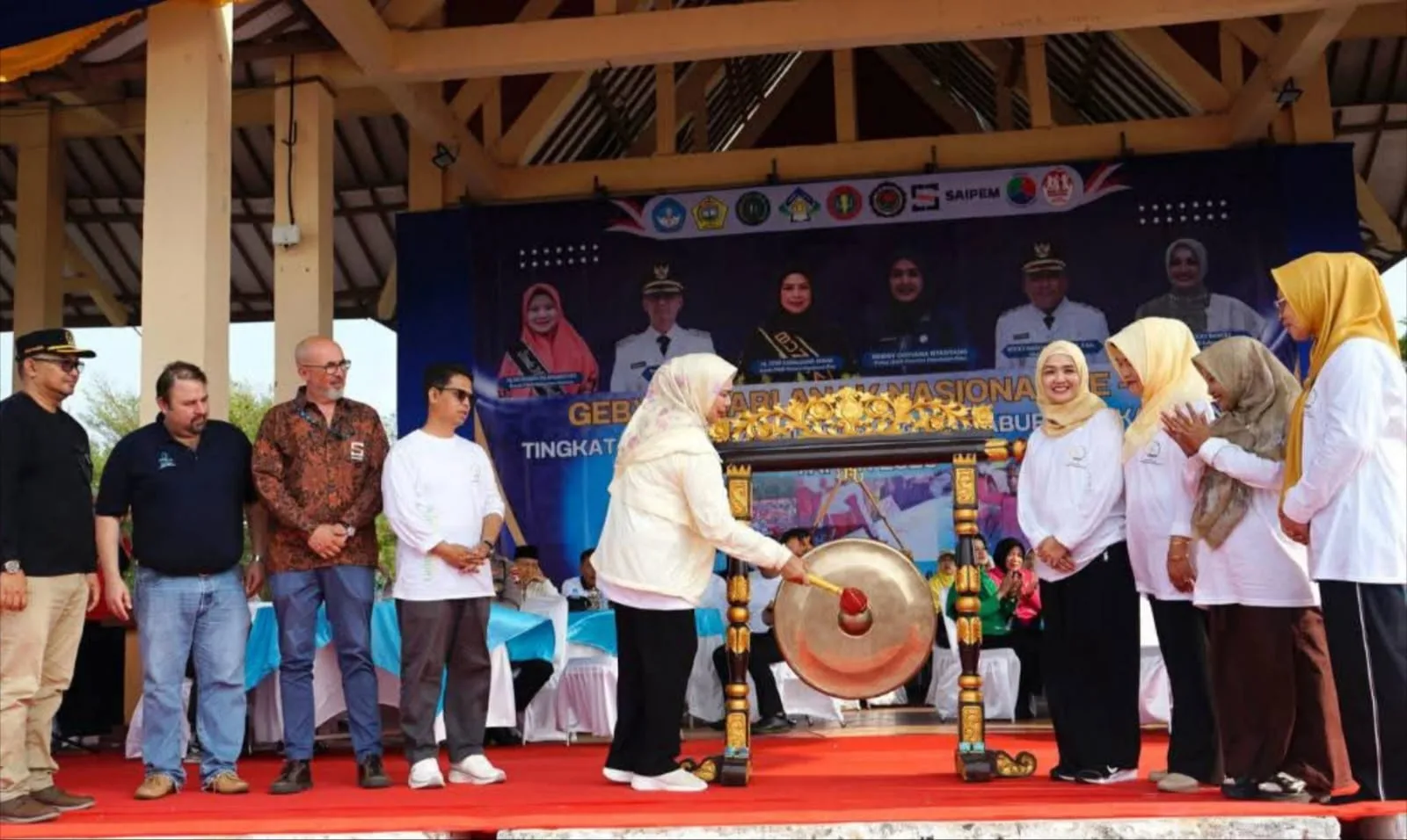 Pembukaan Gebyar Hari Anak Nasional ke-41 Provinsi Kepri ditandai dengan pemukulan gong oleh Penasehat DPD PP PAUD Provinsi Kepri, Dewi Kumala Sari | Foto: Ami