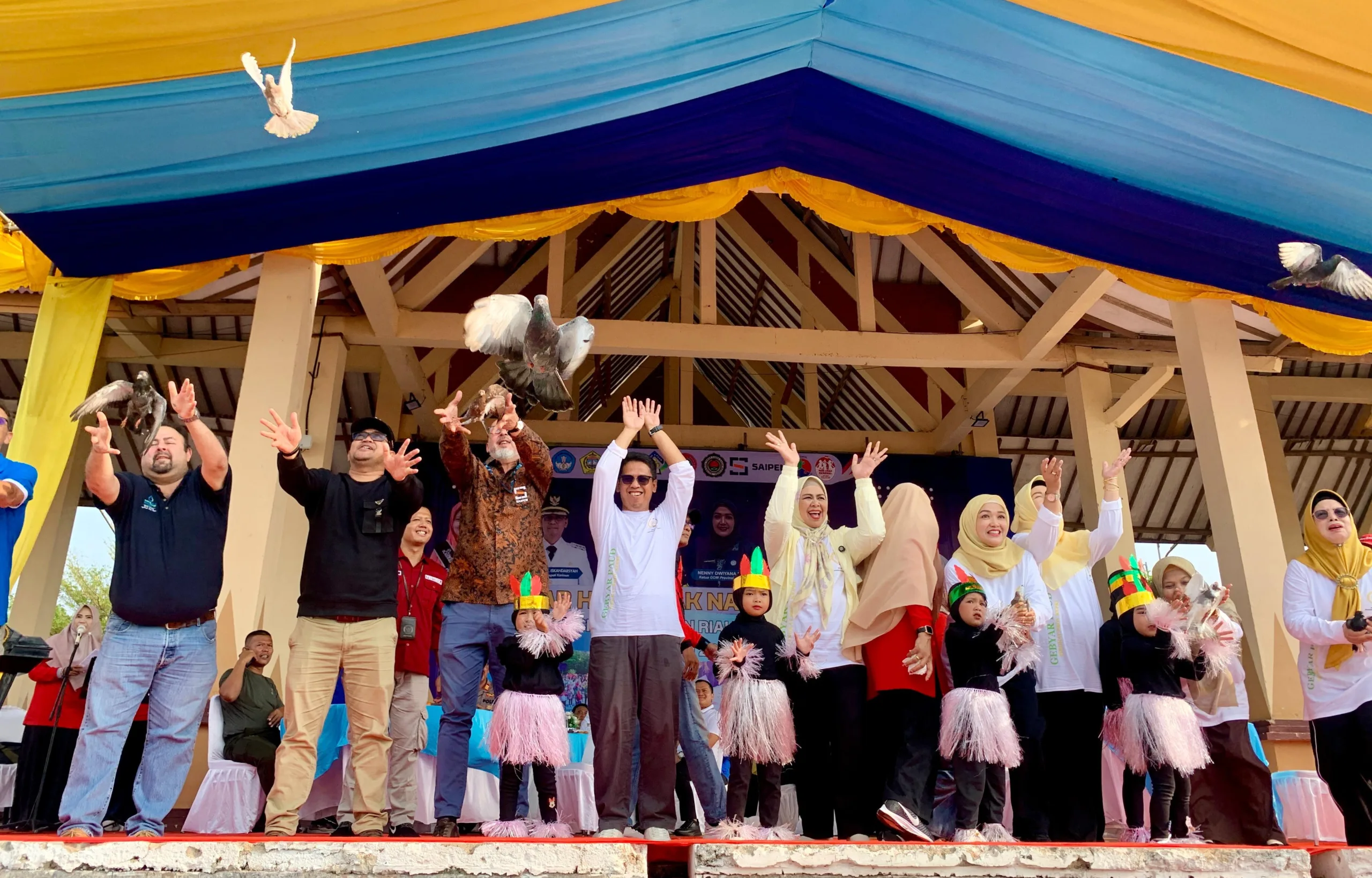 Selain pemukulan gong, pembukaan Hari Anak Nasional ke-41 Provinsi Kepri juga ditandai dengan pelepasan burung merpati | Foto: Ami